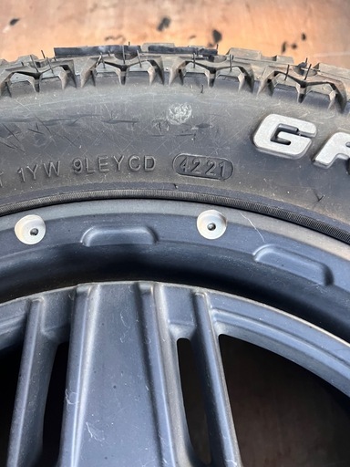 215/65R16C 102/100 ホワイトレター　GRIP MAX マッドヴァンス ホイールセットハイエース等