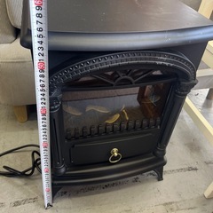 レトロデザインのブラック電気ヒーターの画像