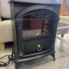 レトロデザインのブラック電気ヒーターの画像