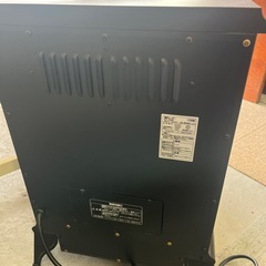 レトロデザインのブラック電気ヒーターの画像