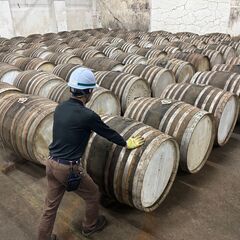 プレミアムウイスキーの貯蔵スタッフ【長期歓迎】未経験歓迎／残業ほぼ無し！／正社員登用あり／食堂完備／希少価値の高い商品に携われる＿鴻池運輸株式会社 西日本支店 山崎営業所の画像