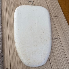 掛けられるアイロン台の画像