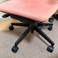ITOKI　オフィスチェア（ピンク）中古の画像