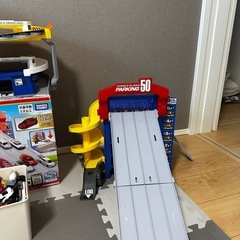 男の子　トミカおもちゃの画像
