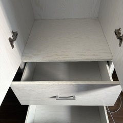 引き出し付き衣類収納棚の画像