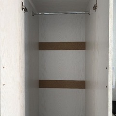 引き出し付き衣類収納棚の画像