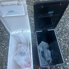 足踏み式ゴミ箱　２つの画像