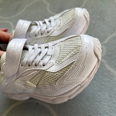 上履き　白　ニューバランス22 瞬足22.5の画像