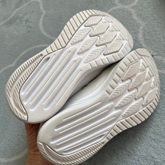 上履き　白　ニューバランス22 瞬足22.5の画像