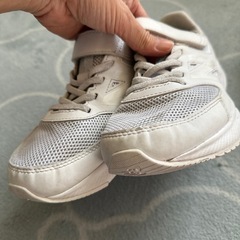 上履き　白　ニューバランス22 瞬足22.5の画像