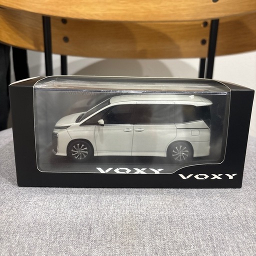 決まりました)トヨタ ヴォクシー VOXY 90系 1/30 ホワイトパール