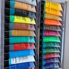 アクリル絵の具、筆の画像