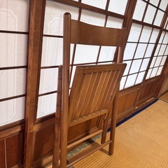 木製折りたたみ式椅子の画像