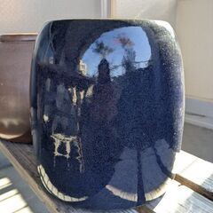 陶器の大きめ植木鉢の画像