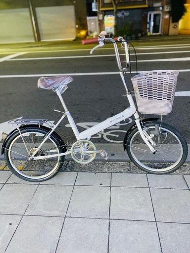 珍しいカマキリハンドルの可愛いミニサイクル。防犯登録も込みの価格なので、譲渡証明持って自転車屋で登録しに行く手間などなく、そのまま乗れます。前後ともタイヤは新品に交換してます。、