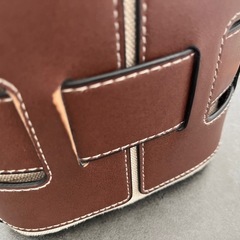 ショルダーバッグとディッキーズ帽子の画像