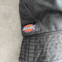 ショルダーバッグとディッキーズ帽子の画像