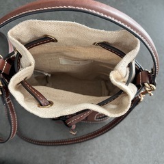 ショルダーバッグとディッキーズ帽子の画像