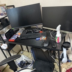 ゲーミングチェア、ゲーミングデスク、机、椅子、キッチン棚の画像