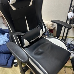 ゲーミングチェア、ゲーミングデスク、机、椅子、キッチン棚の画像