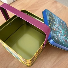 クリスマス柄のお菓子缶（中身なし）の画像