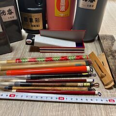 書道用墨液と書道筆をまとめました（黒墨液・朱墨液・墨バサミ・固形墨・石成文鎮・筆）の画像