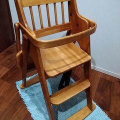 木製ハイチェアの画像