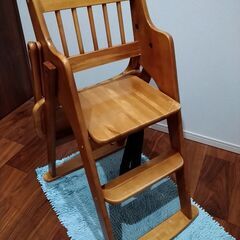 木製ハイチェアの画像