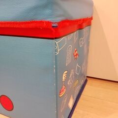 ドラえもんのぬいぐるみと収納イスの画像