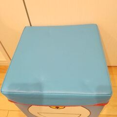 ドラえもんのぬいぐるみと収納イスの画像