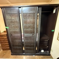 衣類収納用のタンス（チェスト）の画像