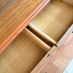 レトロな食器棚の画像