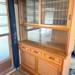 レトロな食器棚の画像