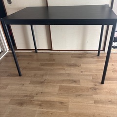 4人テーブルですの画像