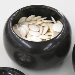 G 碁石 蛤白石 147個 那智黒石 154個 厚さ4～6mm位 栗碁笥付き 産地不明 札幌市 清田区 平岡の画像