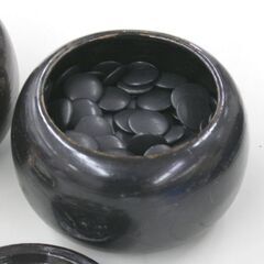 G 碁石 蛤白石 147個 那智黒石 154個 厚さ4～6mm位 栗碁笥付き 産地不明 札幌市 清田区 平岡の画像