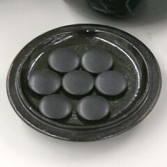 G 碁石 蛤白石 147個 那智黒石 154個 厚さ4～6mm位 栗碁笥付き 産地不明 札幌市 清田区 平岡の画像