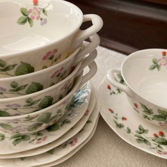 スープカップと受け皿の画像