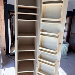 細長い棚の画像