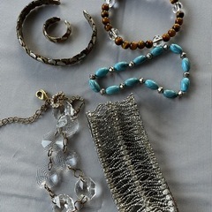 アクセサリーたくさんと美容マスクの画像