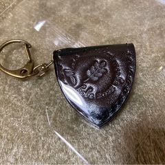 パラグアイ製 木製ギター置物 + アンクルンキーホルダー + 本革ピックケースキーホルダーの画像