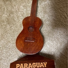 パラグアイ製 木製ギター置物 + アンクルンキーホルダー + 本革ピックケースキーホルダーの画像