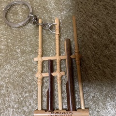 パラグアイ製 木製ギター置物 + アンクルンキーホルダー + 本革ピックケースキーホルダーの画像