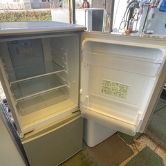 【リサイクルサービス八光】2011年製　シャープ SHARP 冷蔵庫（137L・右開き） ゴールド系 高濃度プラズマクラスター7000 つけかえどっちもドア SJ-PD14T-Nの画像