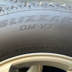スタッドレスタイヤ　215/70R 16の画像