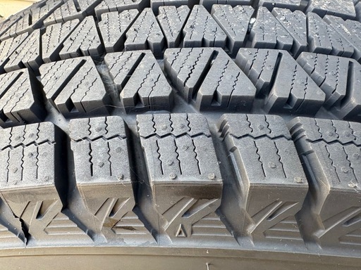 スタッドレスタイヤ　215/70R 16