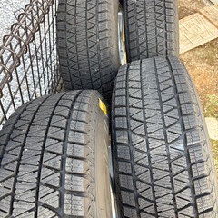 スタッドレスタイヤ　215/70R 16の画像