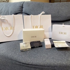 DIOR    の紙袋や空の化粧箱の画像