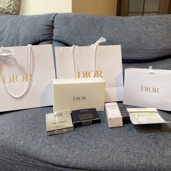 DIOR    の紙袋や空の化粧箱の画像
