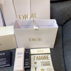 DIOR    の紙袋や空の化粧箱の画像
